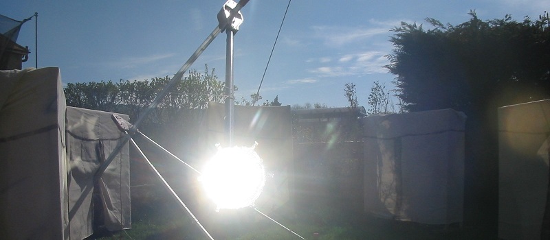 Test rig with arm rotating around a polar axis